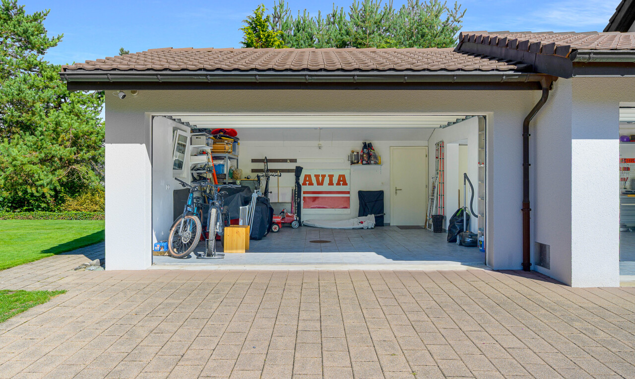 außenansicht mit day time, stuckverkleidung, garage, und property visible