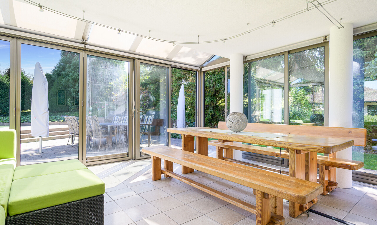 esszimmer mit natürliches licht, natural light, wintergarten, inside property, und day time