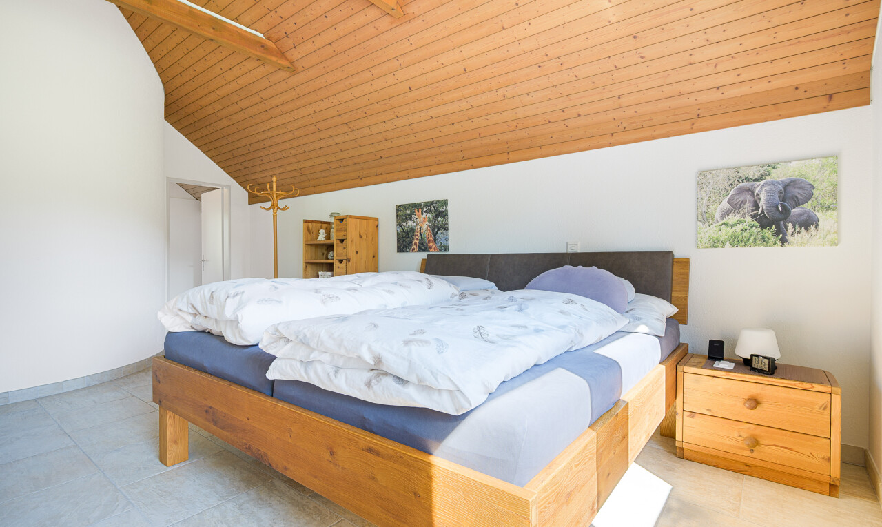zimmer / schlafzimmer mit drywall, gipskartonwand, inside property, beamed ceiling, und balkendecke
