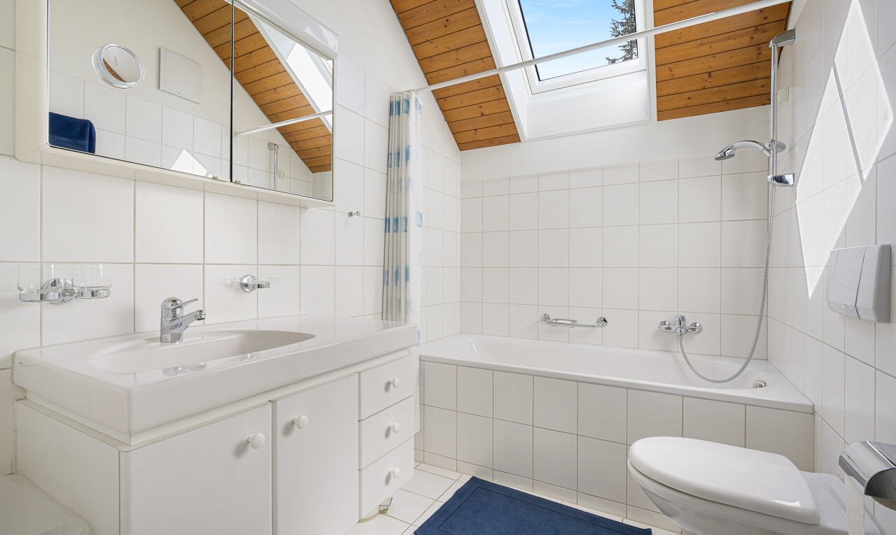 bad mit tile wall, fliesenwand, tile tub, spiegel, und inside property