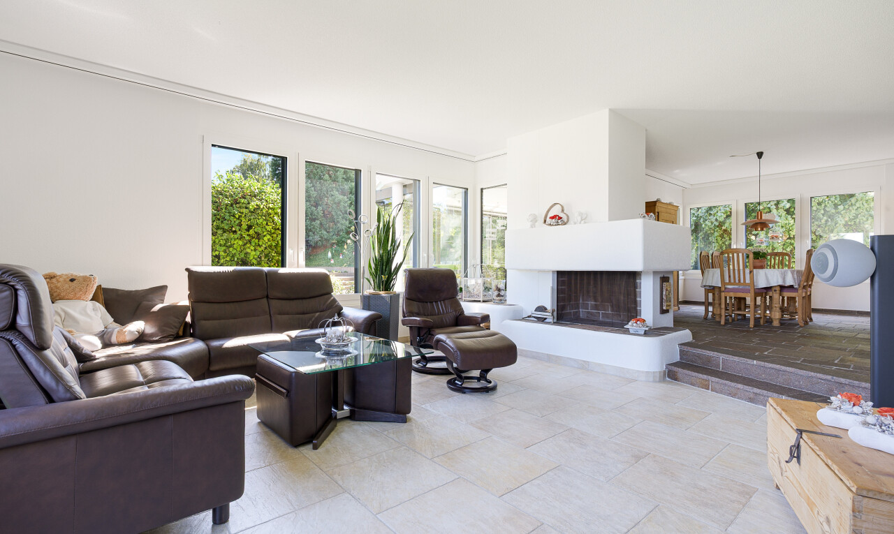 wohnzimmer mit inside property, natural light, natürliches licht, drywall, und gipskartonwand