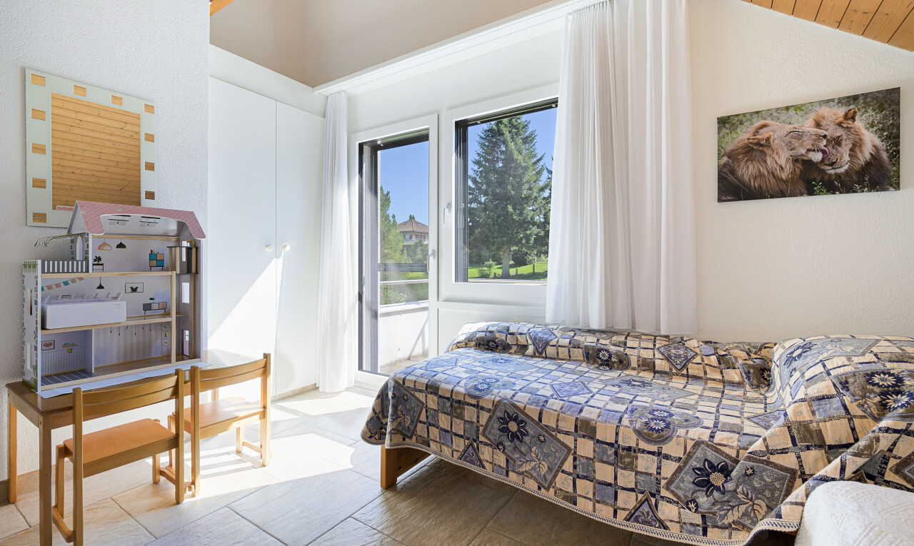 zimmer / schlafzimmer mit inside property, day time, natural light, natürliches licht, und vaulted ceiling