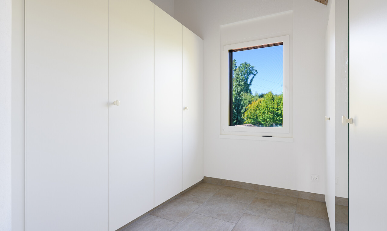 leerer raum mit natural light, natürliches licht, day time, drywall, und gipskartonwand