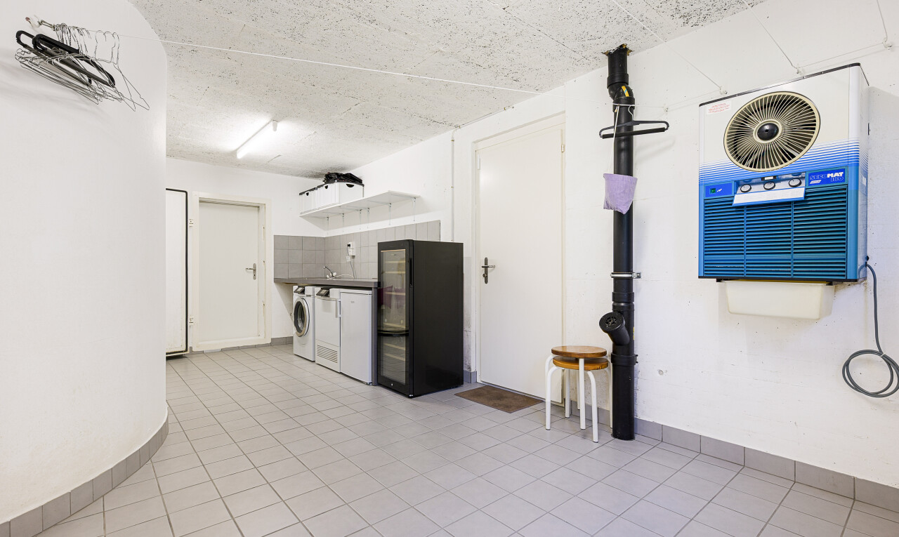 küche mit inside property, kühlschrank, tumbler, drywall, und gipskartonwand