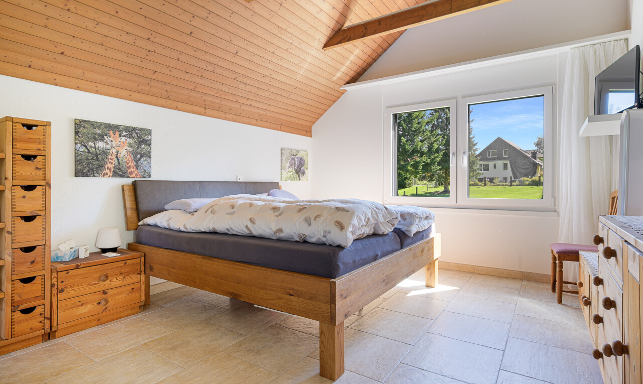 zimmer / schlafzimmer mit balkendecke, beamed ceiling, gipskartonwand, drywall, und inside property