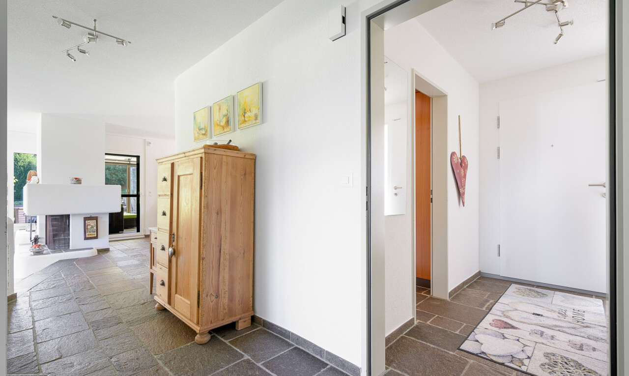 halle / korridor mit track lighting, deckenbeleuchtung, drywall, gipskartonwand, und inside property