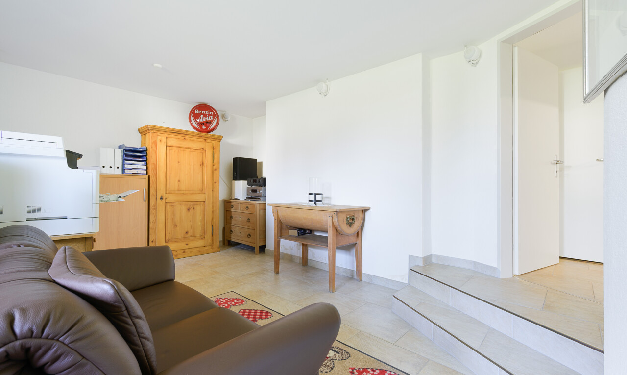 wohn- / esszimmer mit gipskartonwand, drywall, inside property, fliesenboden, und tile floor