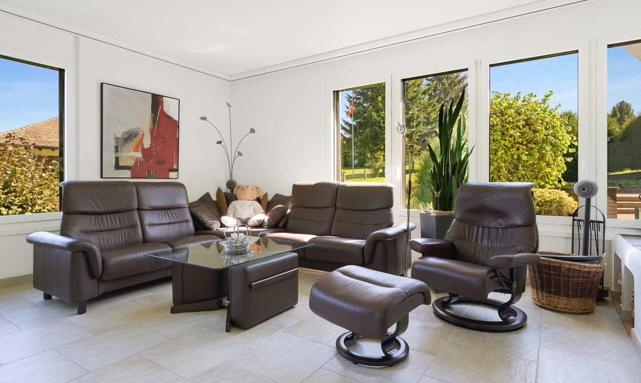 wohnzimmer mit day time, natural light, natürliches licht, drywall, und gipskartonwand