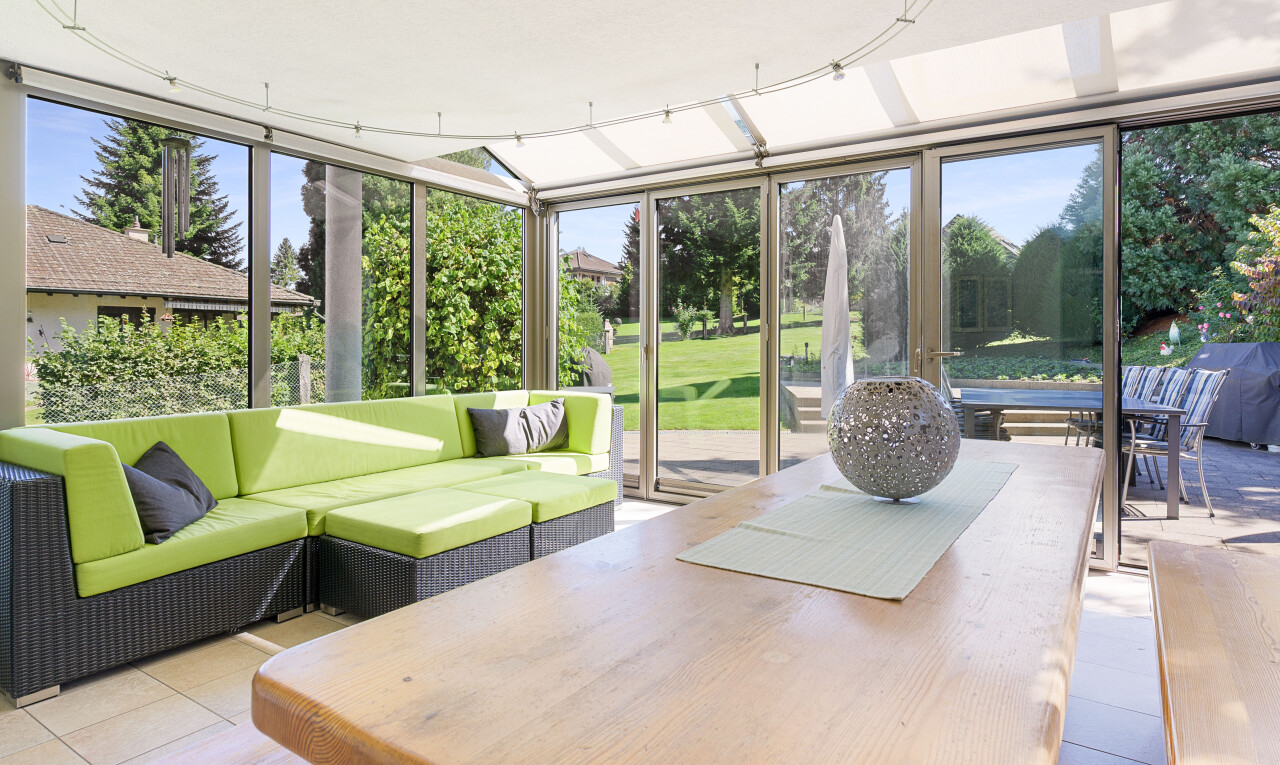 wohnzimmer mit wintergarten, day time, natürliches licht, natural light, und fliesenboden