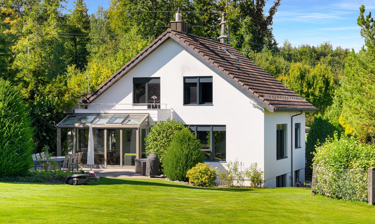 außenansicht mit stuckverkleidung, rasen, day time, property visible, und terrasse