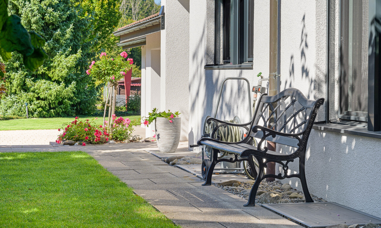 terrasse mit rasen, property visible, und day time