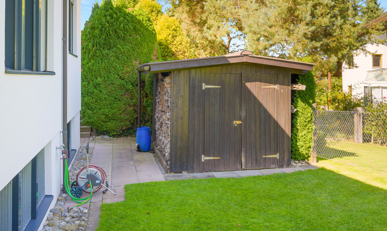 außenansicht mit rasen, day time, außenansicht, schuppen, und zaun