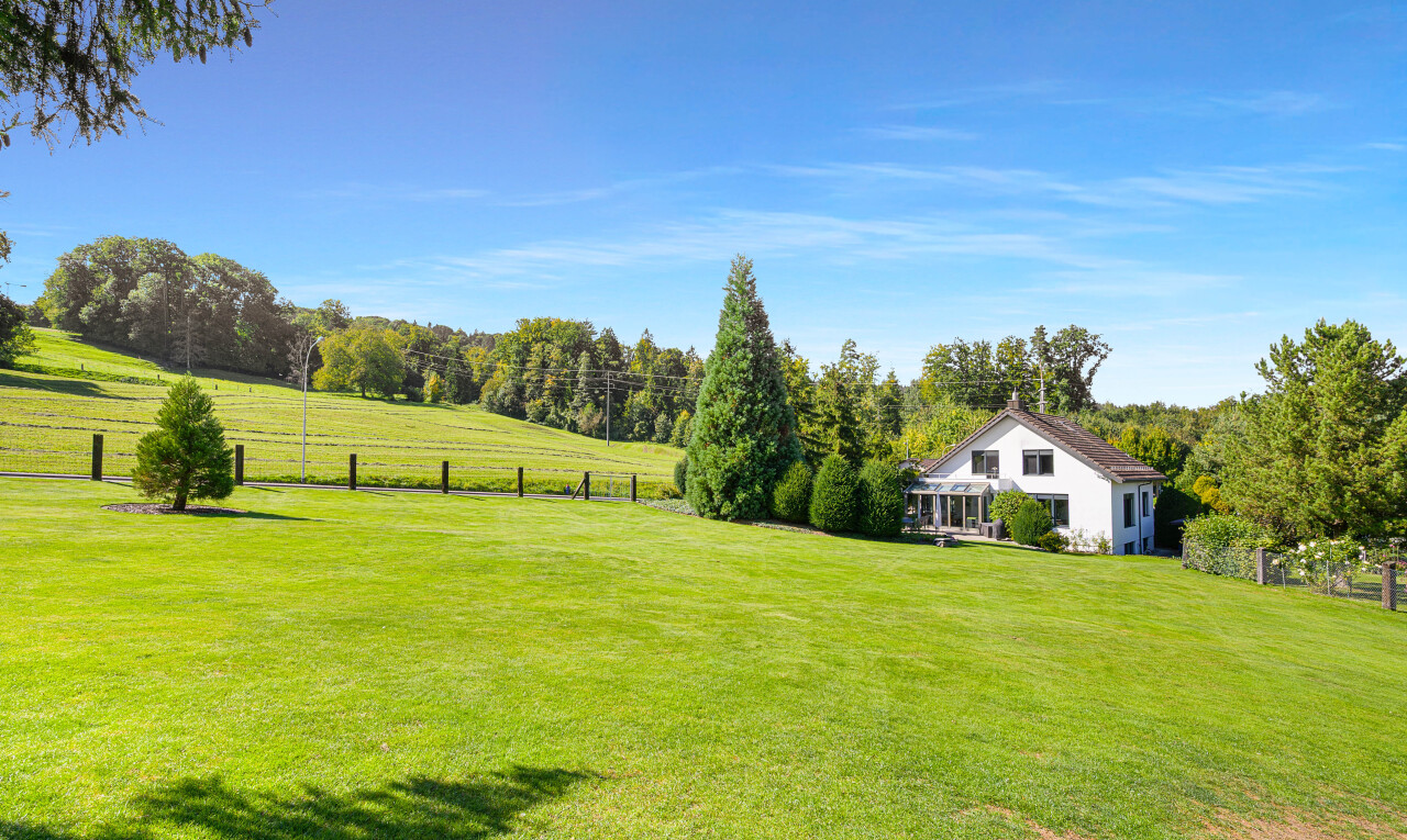 garten mit property visible, rasen, day time, ländliche aussicht, und rural view