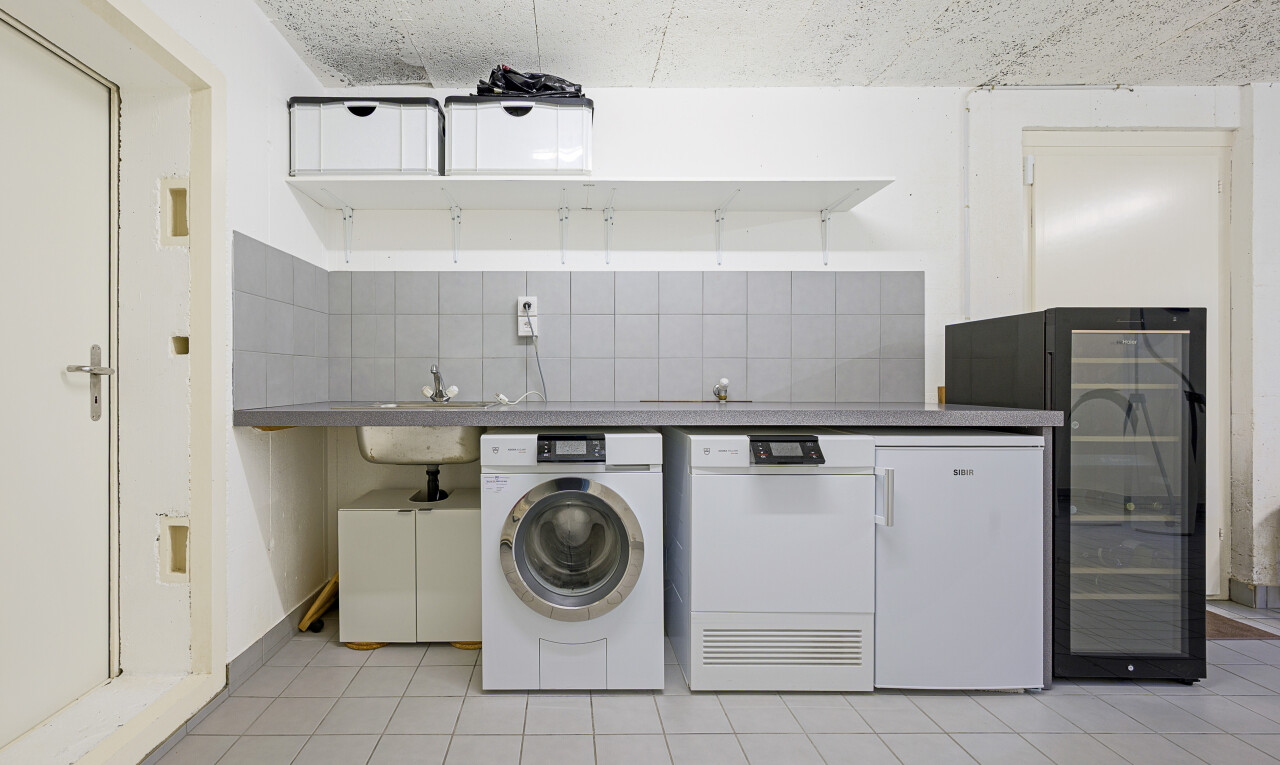 wäschekammer mit inside property, küchenrückwand beim Herd, virtually staged, tile floor, und fliesenboden