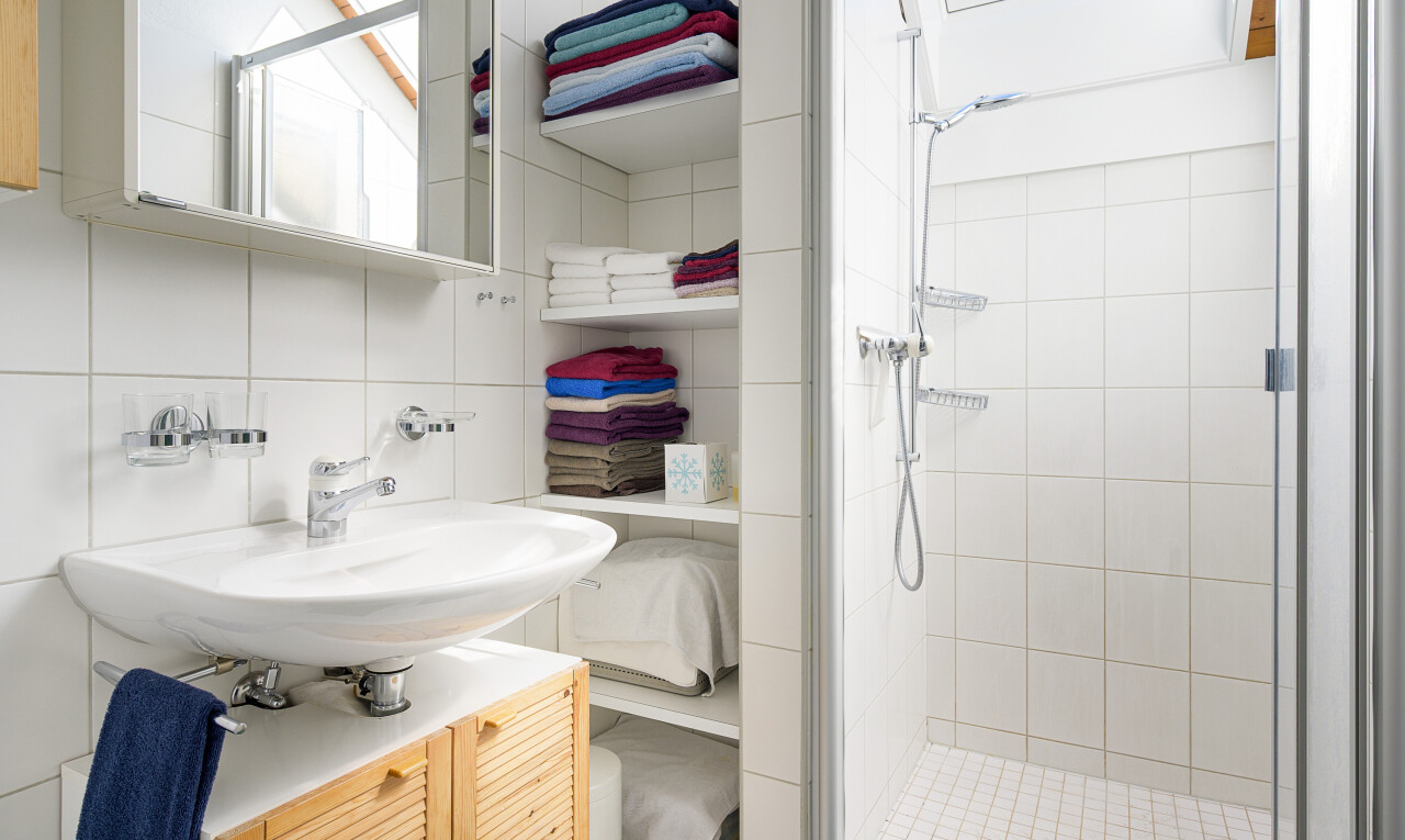 bad mit spiegel, dusche, inside property, komplettes badezimmer, und tile wall