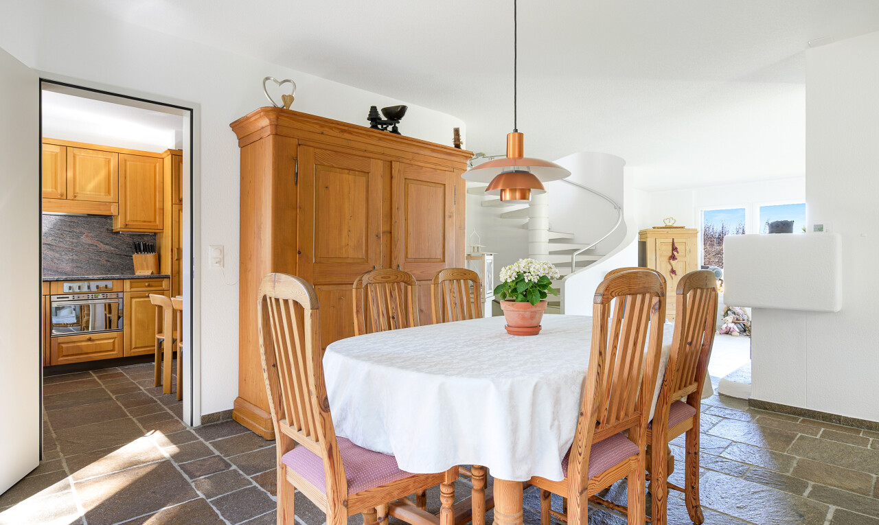 esszimmer mit natural light, natürliches licht, drywall, gipskartonwand, und stone finish floor