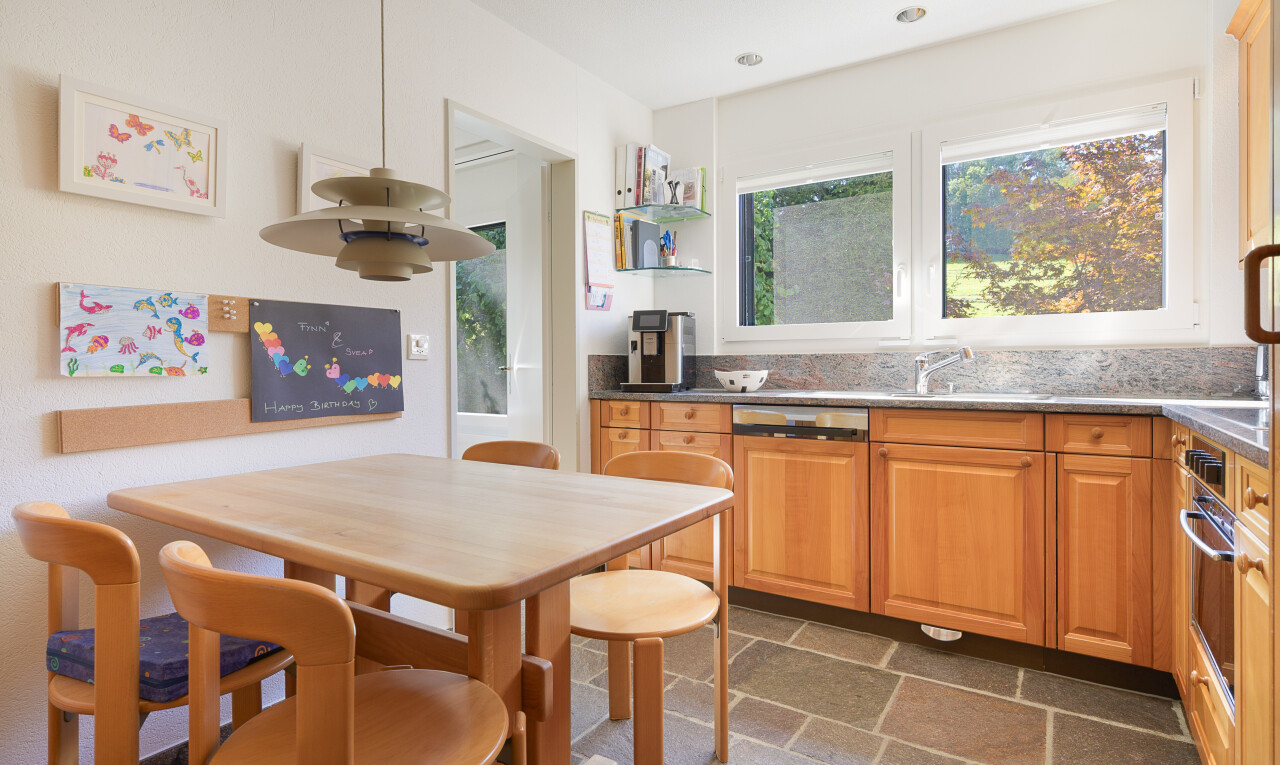 küche mit hochgezogene schränke, geschirrspülmaschine, inside property, natürliches licht, und natural light