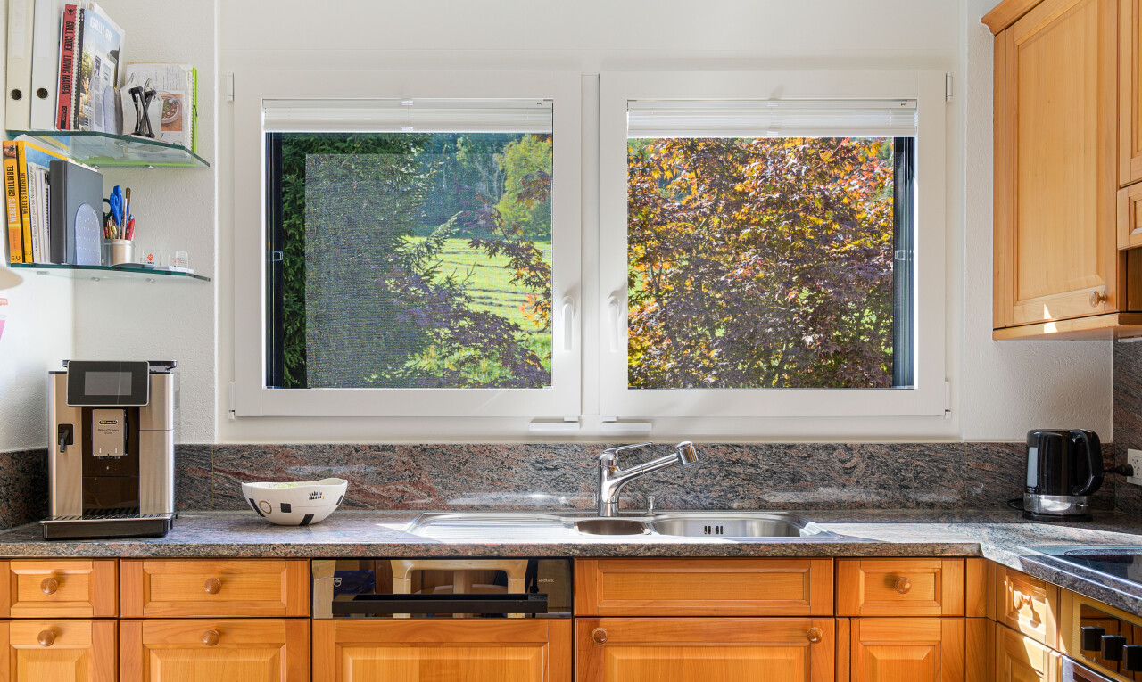 küche mit offene regale, inside property, geschirrspülmaschine, schränke mit zierleisten, und natural light