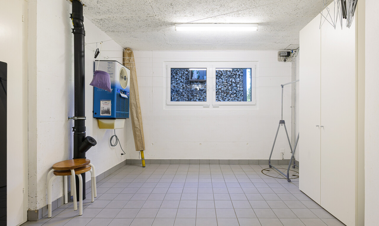 halle / korridor mit keller, drywall, gipskartonwand, inside property, und textured ceiling