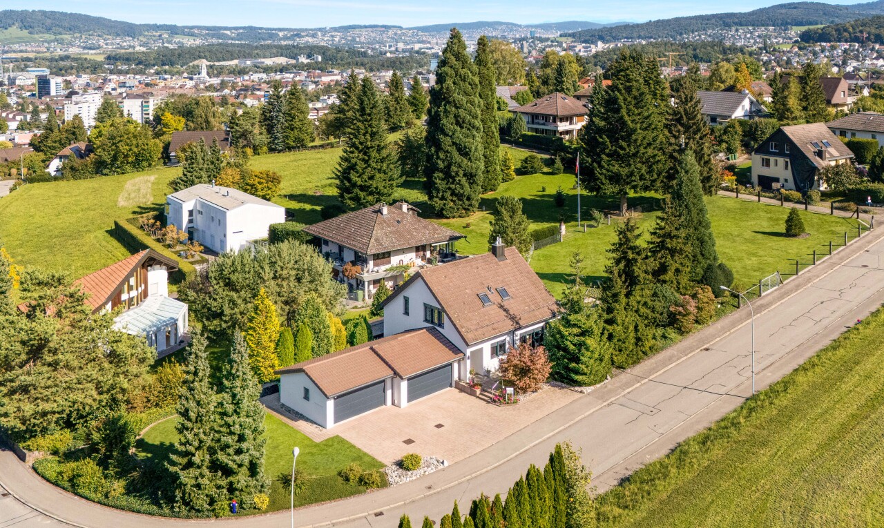 außenansicht mit garage, residential view, wohngebietblick, day time, und rasen