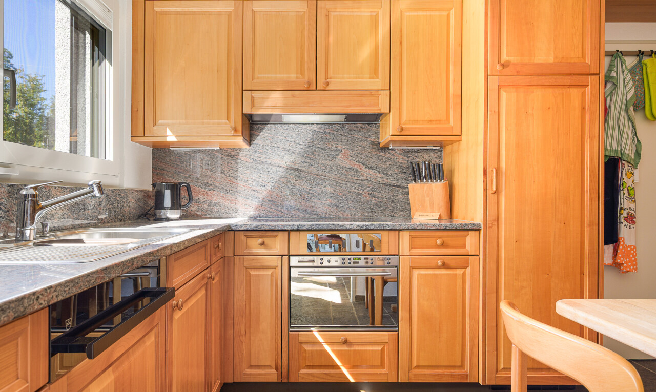 küche mit küchenrückwand beim Herd, küchenrückwand beim herd, inside property, natural light, und natürliches licht