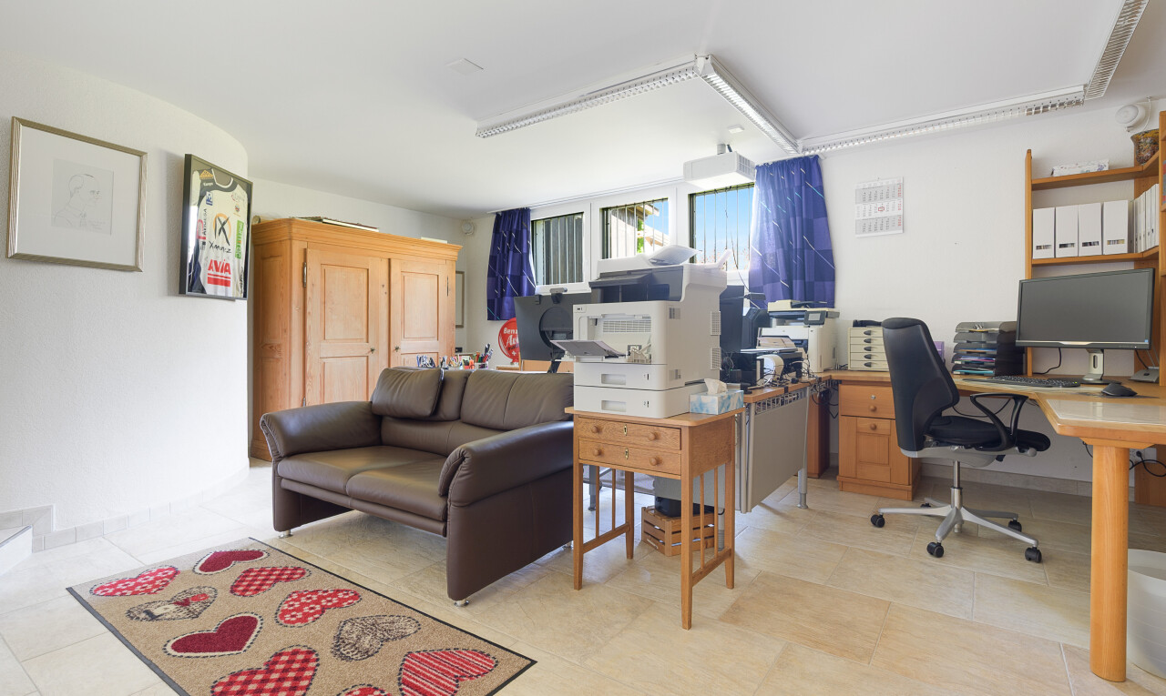 büro mit bürobereich, drywall, gipskartonwand, fernseher, und inside property