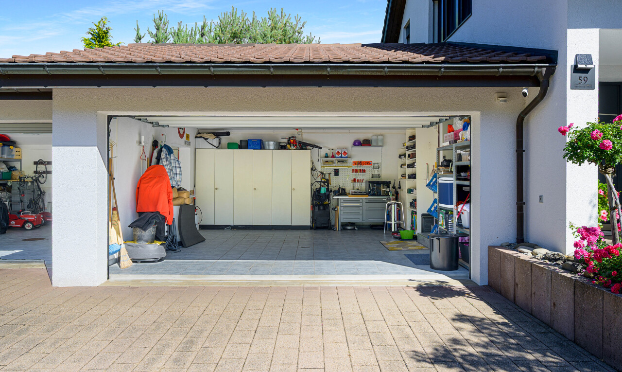 außenansicht mit stuckverkleidung, property visible, day time, garage, und auffahrt