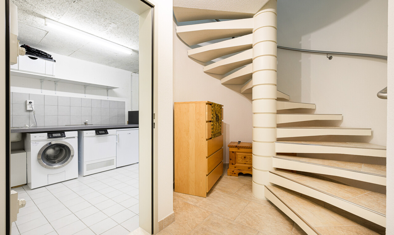 treppe mit textured ceiling, spritzputz decke, tumbler, drywall, und gipskartonwand