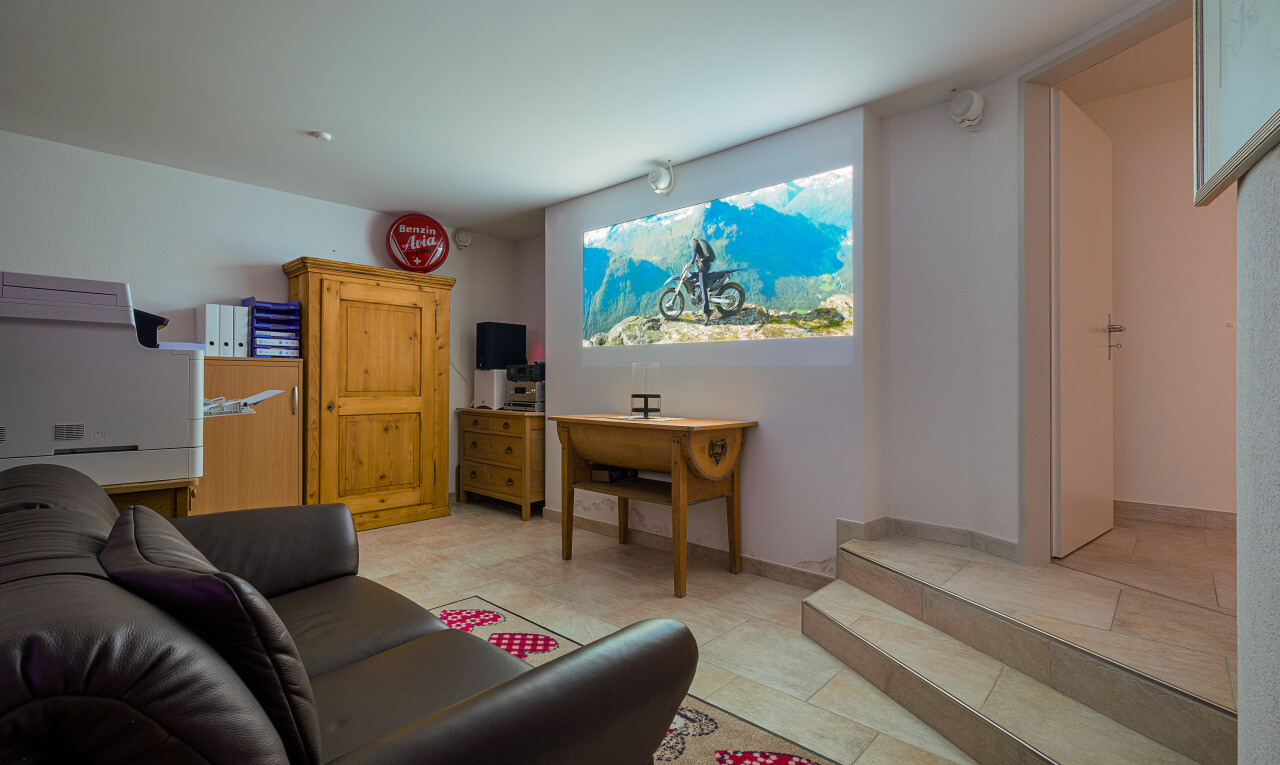 wohnzimmer mit inside property, drywall, gipskartonwand, natural light, und natürliches licht