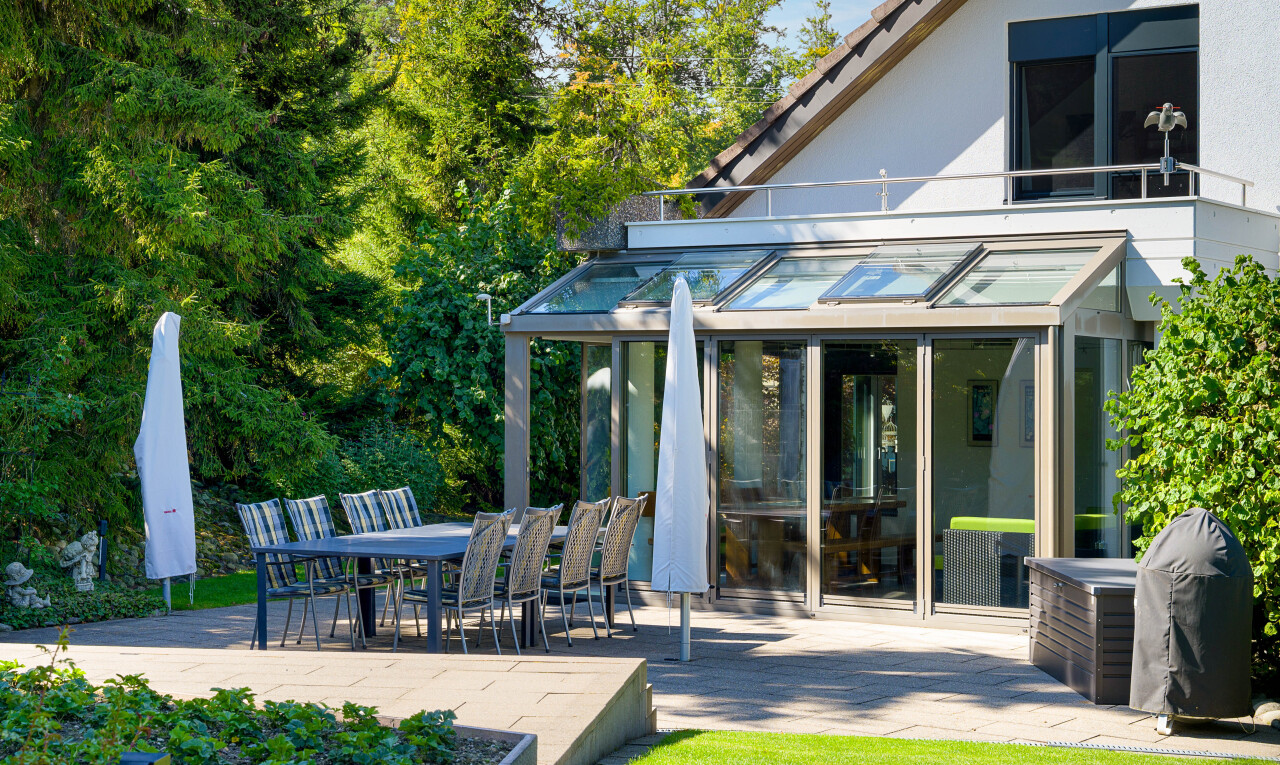außenansicht mit property visible, terrasse, wintergarten, day time, und stuckverkleidung