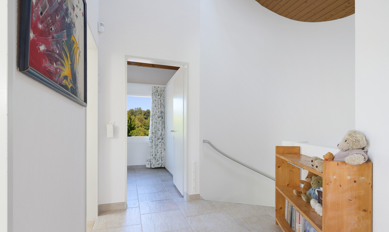 halle / korridor mit obergeschoss-podest, drywall, gipskartonwand, natural light, und natürliches licht