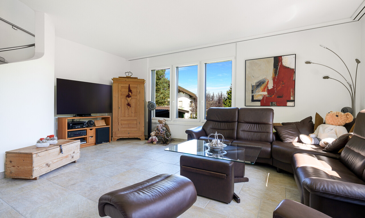 wohnzimmer mit fernseher, gipskartonwand, drywall, natürliches licht, und natural light