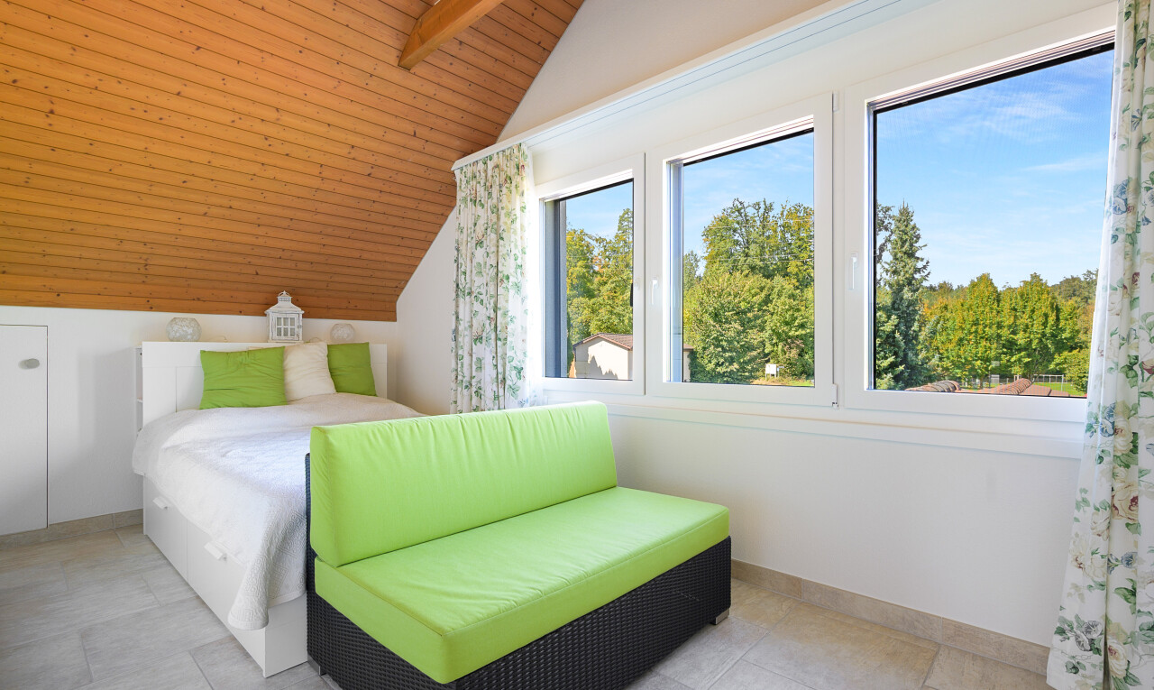 zimmer / schlafzimmer mit dachschräge, vaulted ceiling, day time, gipskartonwand, und drywall