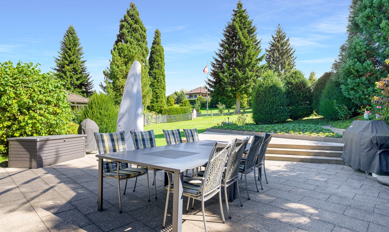 terrasse mit essbereich im freien, day time, grill, terrasse, und rasen