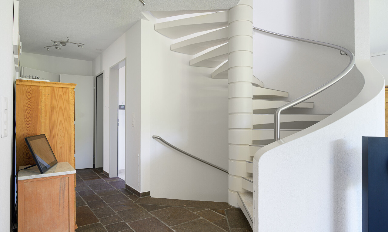 treppe mit stone finish floor, steinboden, inside property, drywall, und gipskartonwand