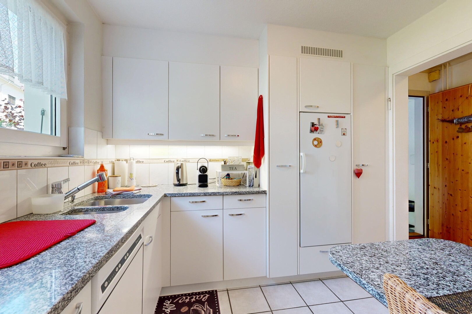 küche mit weiße schränke, white cabinets, inside property, light countertops, und light floor