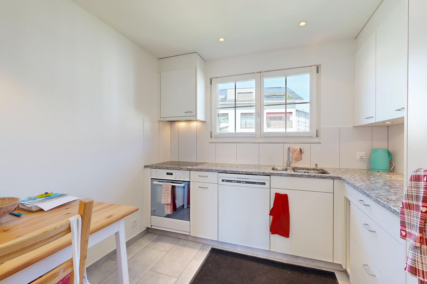 küche mit ofen, light floor, weiße schränke, white cabinets, und geschirrspülmaschine