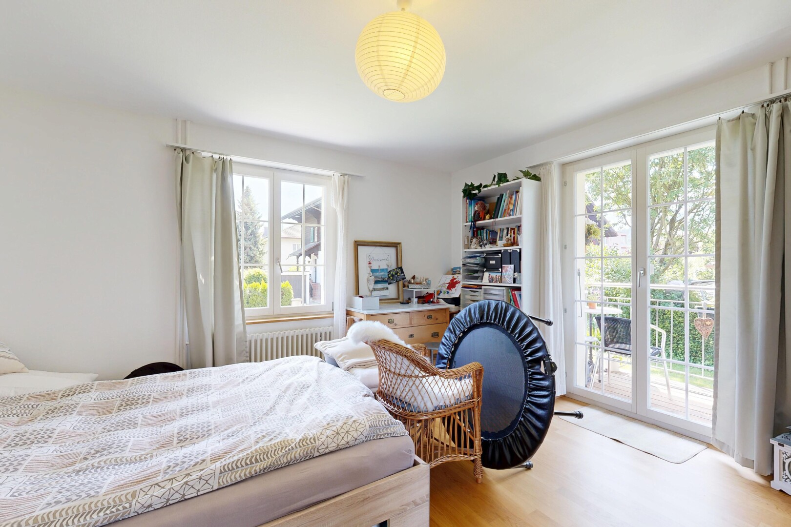 zimmer / schlafzimmer mit gipskartonwand, drywall, inside property, holzfußboden, und wood finish floor