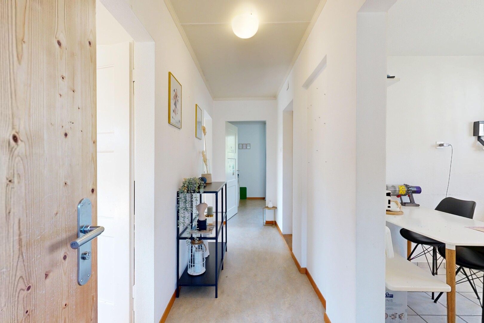 halle / korridor mit gipskartonwand, drywall, kronenstuck, crown molding, und inside property