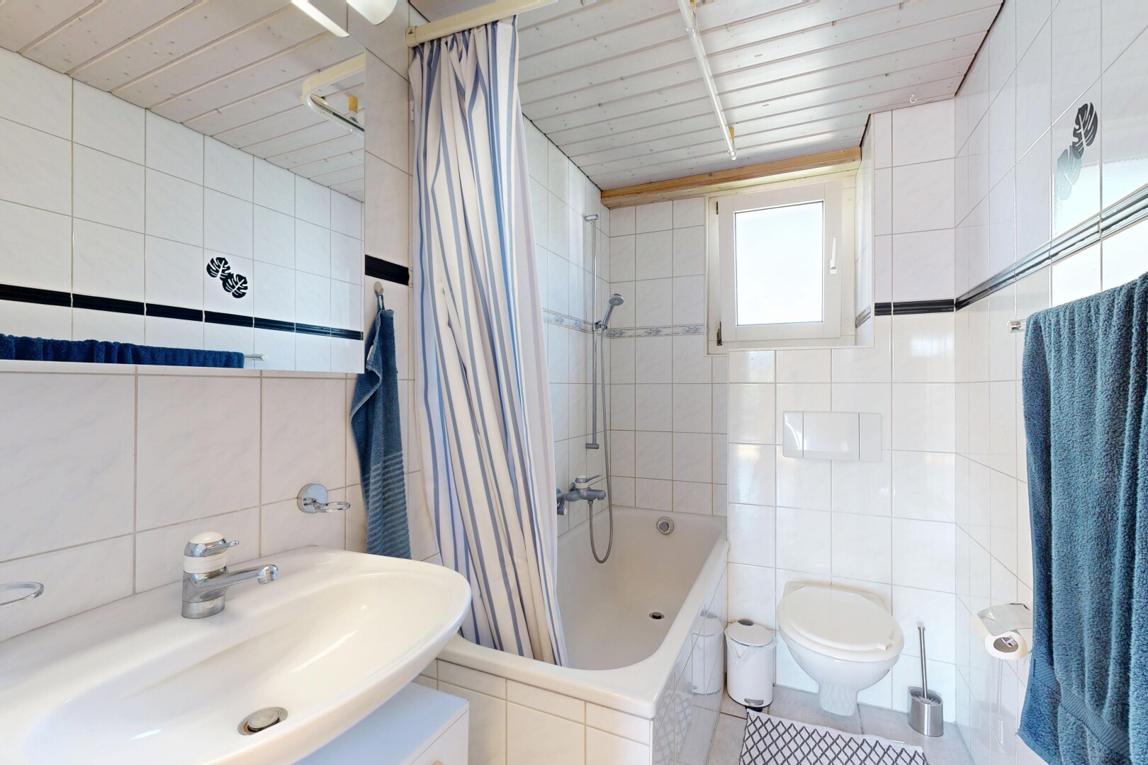 bad mit fliesenwand, tile wall, komplettes badezimmer, waschbecken, und kombiniertes bad / dusche