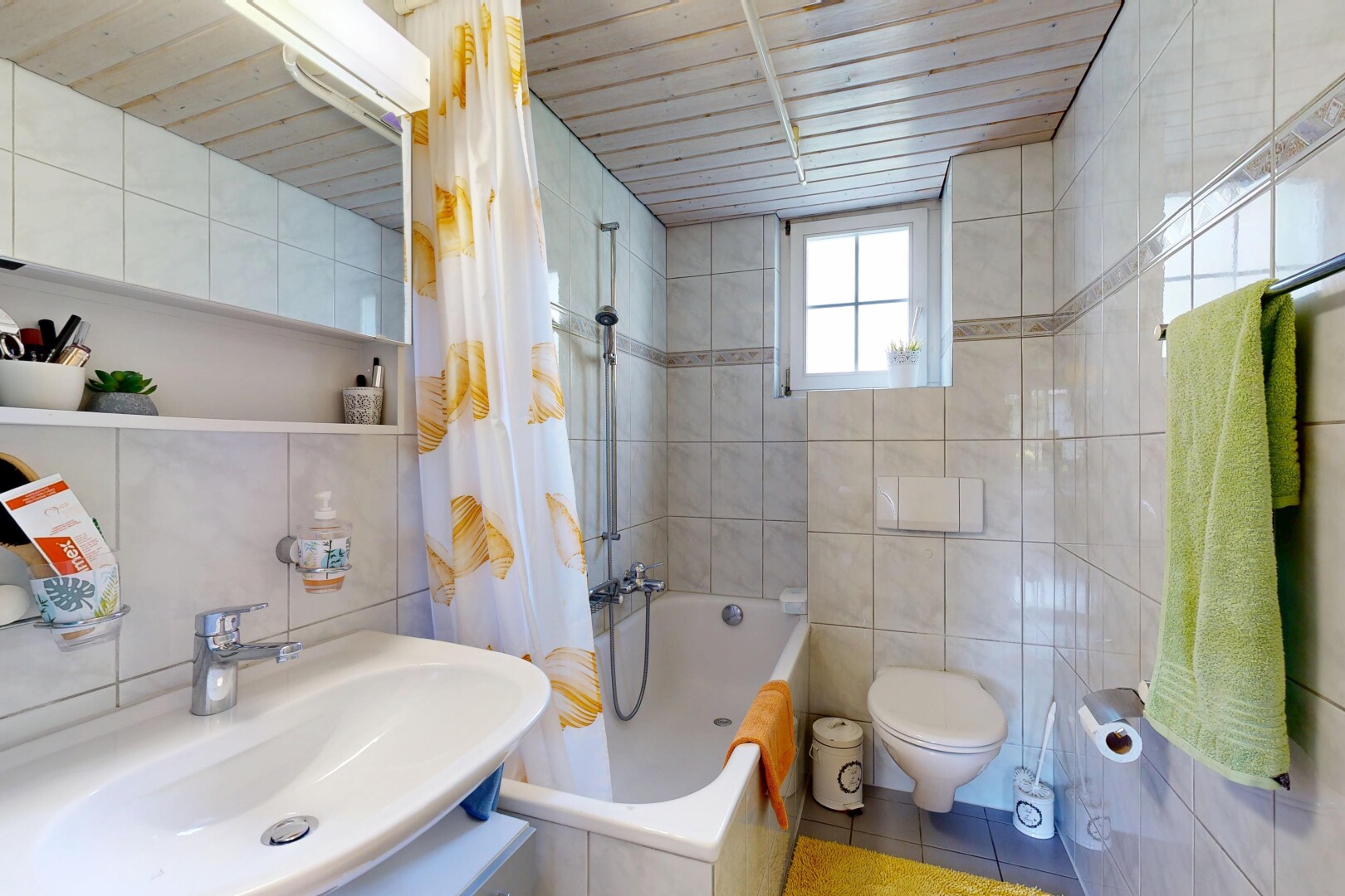 bad mit fliesenwand, tile wall, komplettes badezimmer, inside property, und waschbecken
