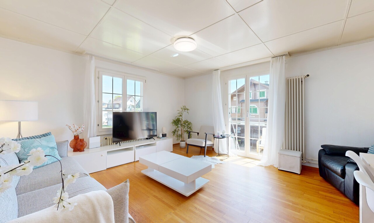 wohnzimmer mit gipskartonwand, drywall, fernseher, natürliches licht, und natural light