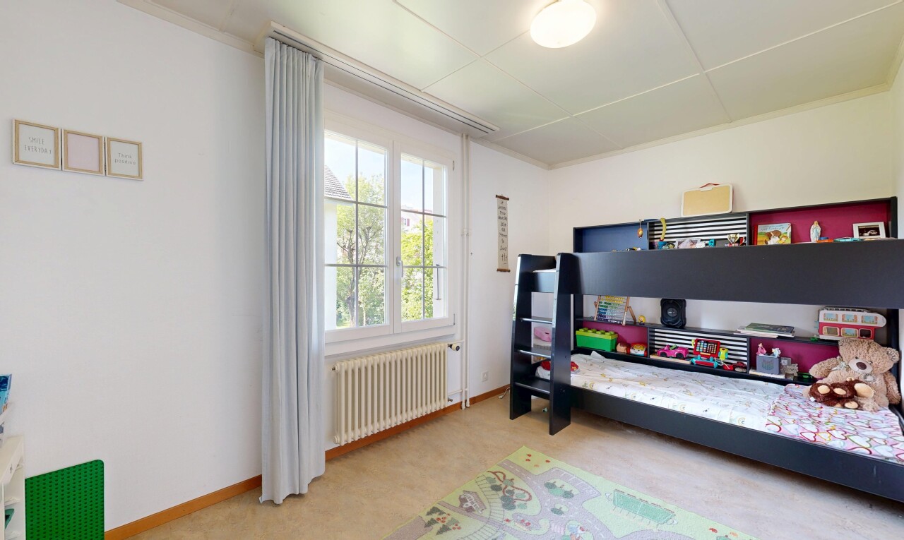 zimmer / schlafzimmer mit gipskartonwand, drywall, inside property, kühler, und light floor