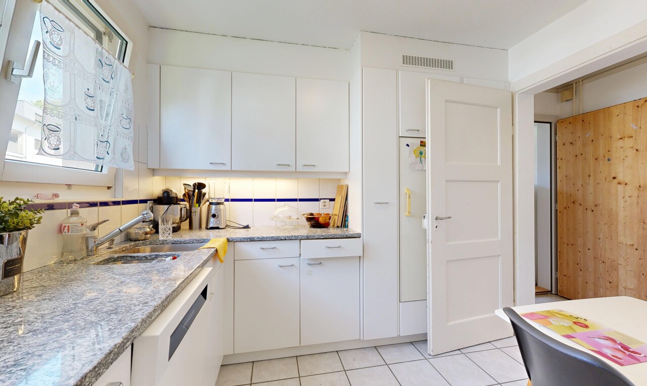 küche mit light countertops, light floor, weiße schränke, white cabinets, und geschirrspülmaschine
