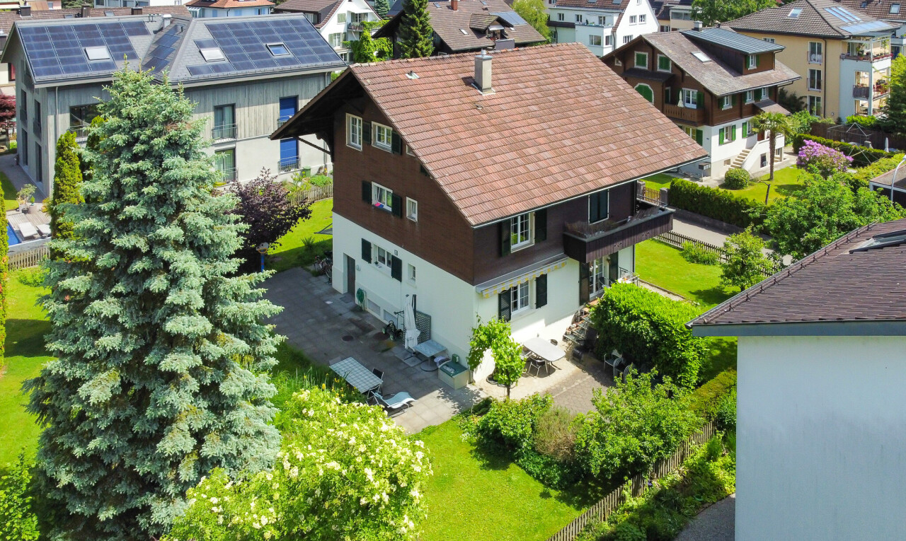 außenansicht mit drone view, schornstein, residential view, wohngebietblick, und rasen
