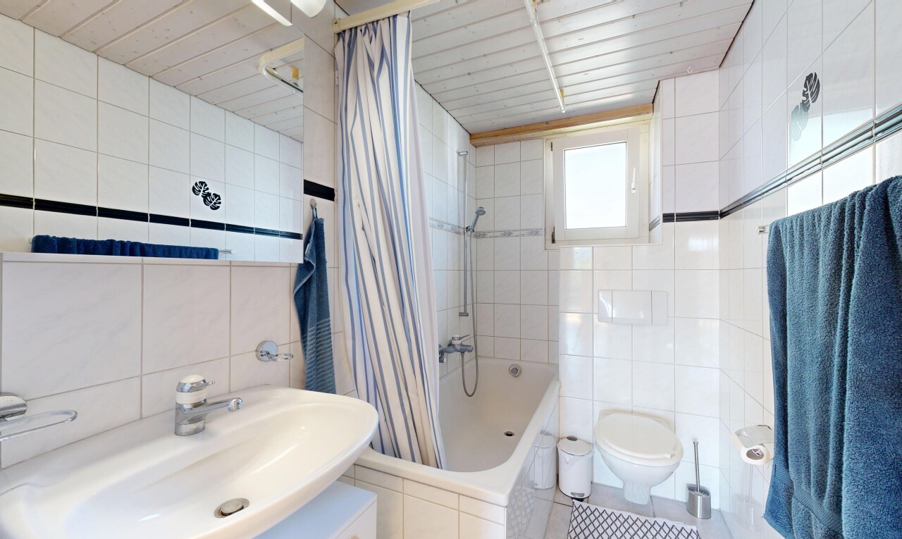 bad mit fliesenwand, tile wall, komplettes badezimmer, waschbecken, und kombiniertes bad / dusche