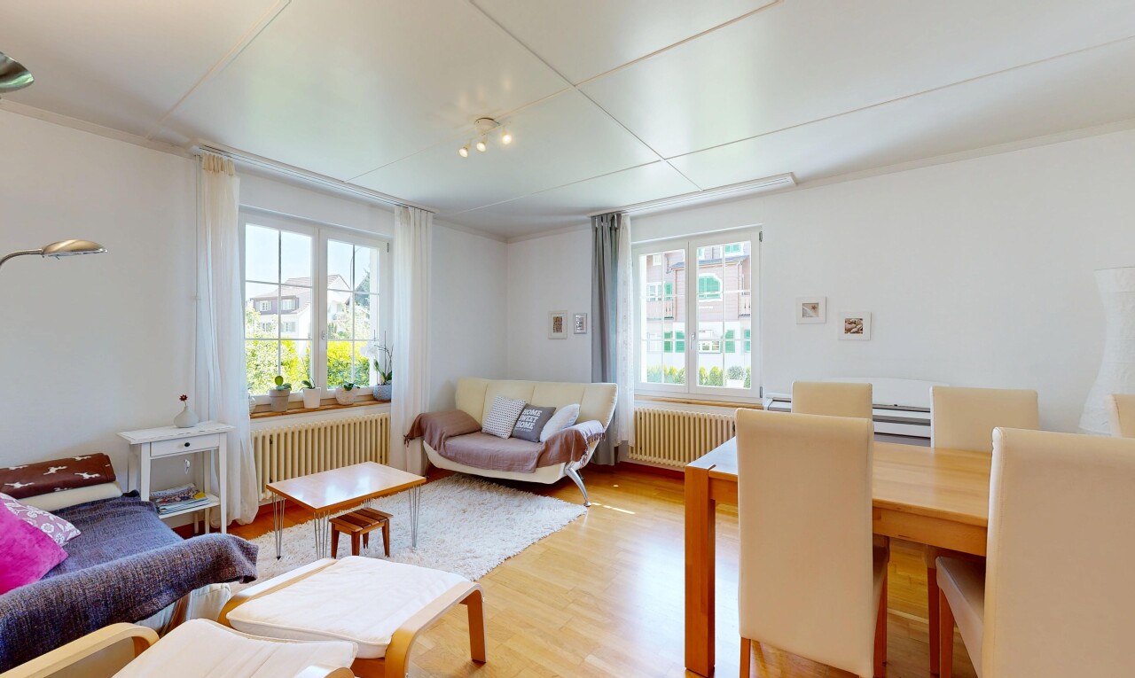 wohn- / esszimmer mit inside property, holzfußboden, wood finish floor, gipskartonwand, und drywall