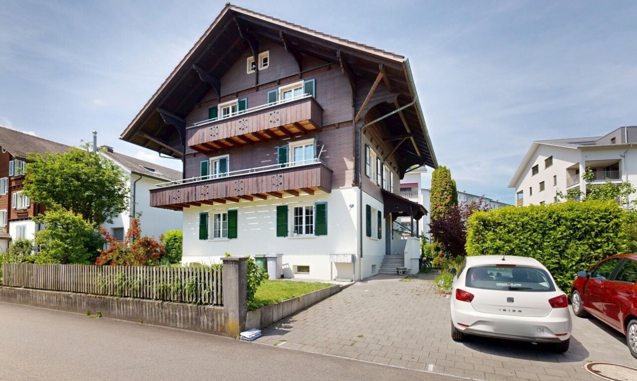 außenansicht mit balkon, day time, zaun, und property visible