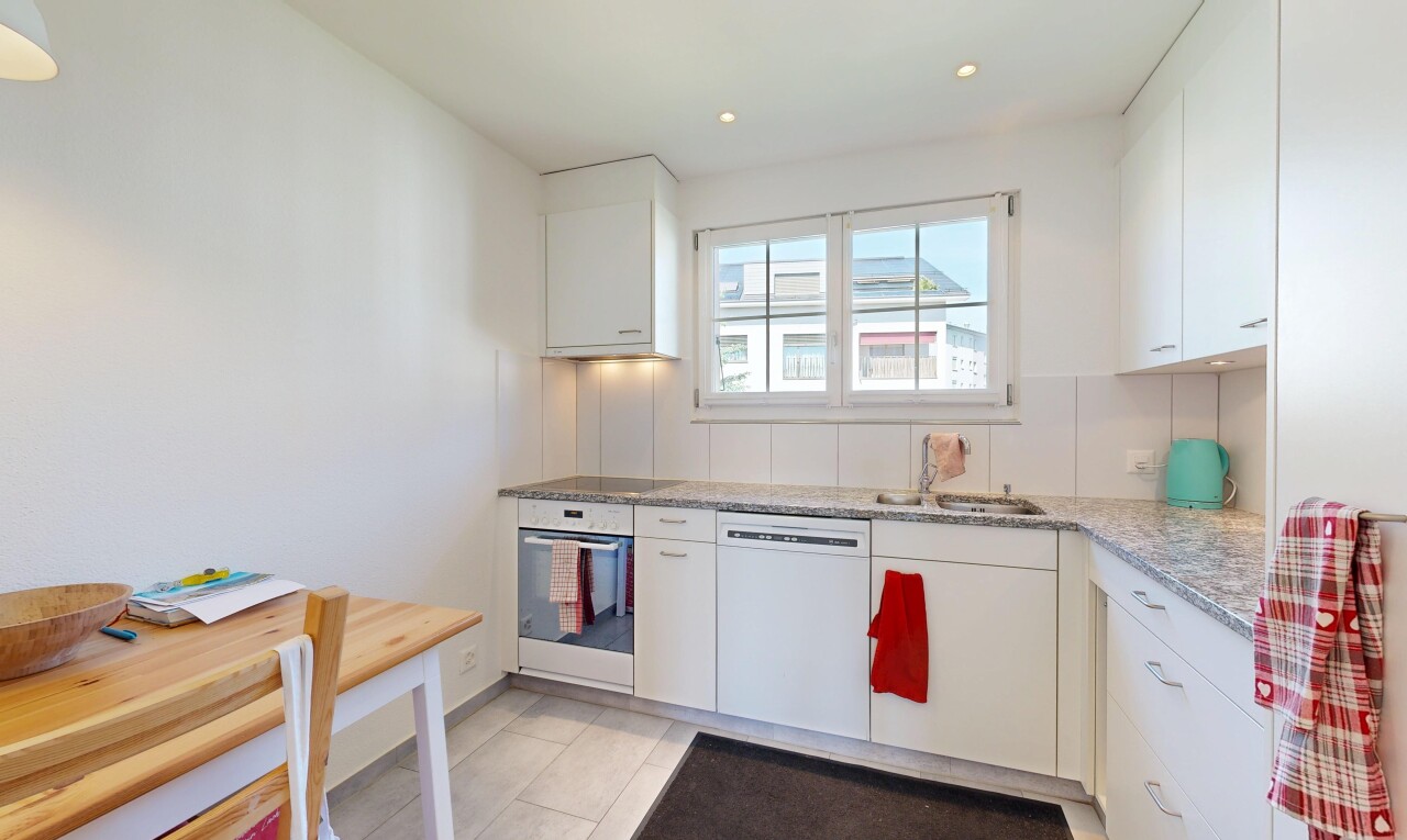 küche mit ofen, light floor, weiße schränke, white cabinets, und geschirrspülmaschine