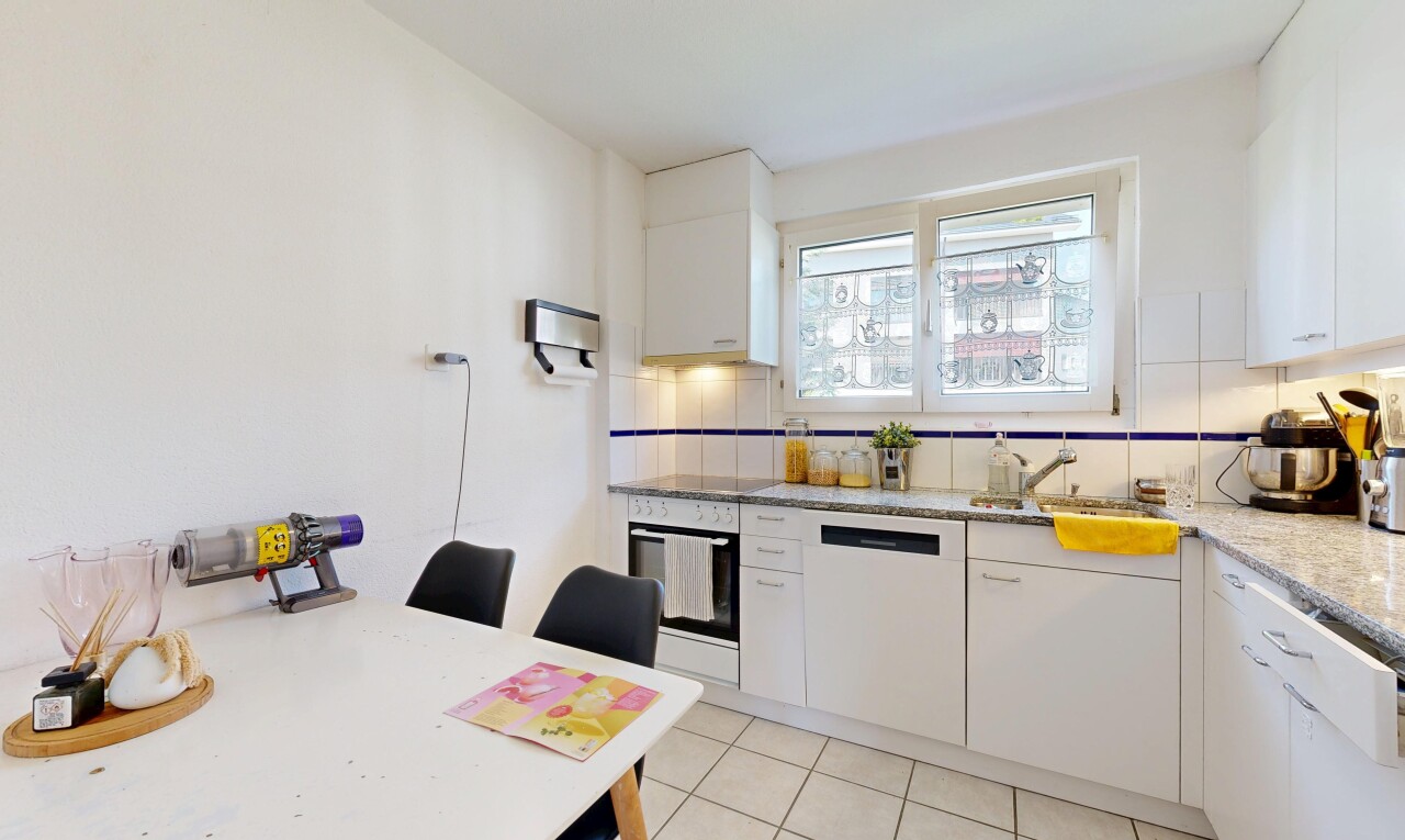 küche mit weiße schränke, white cabinets, light countertops, ofen, und light floor